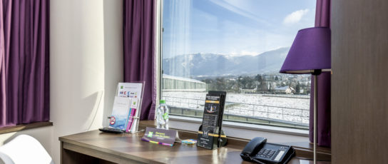 Vue sur la montagne depuis la fenêtre de l'ibis Styles Saint-Julien en Genevois Vitam