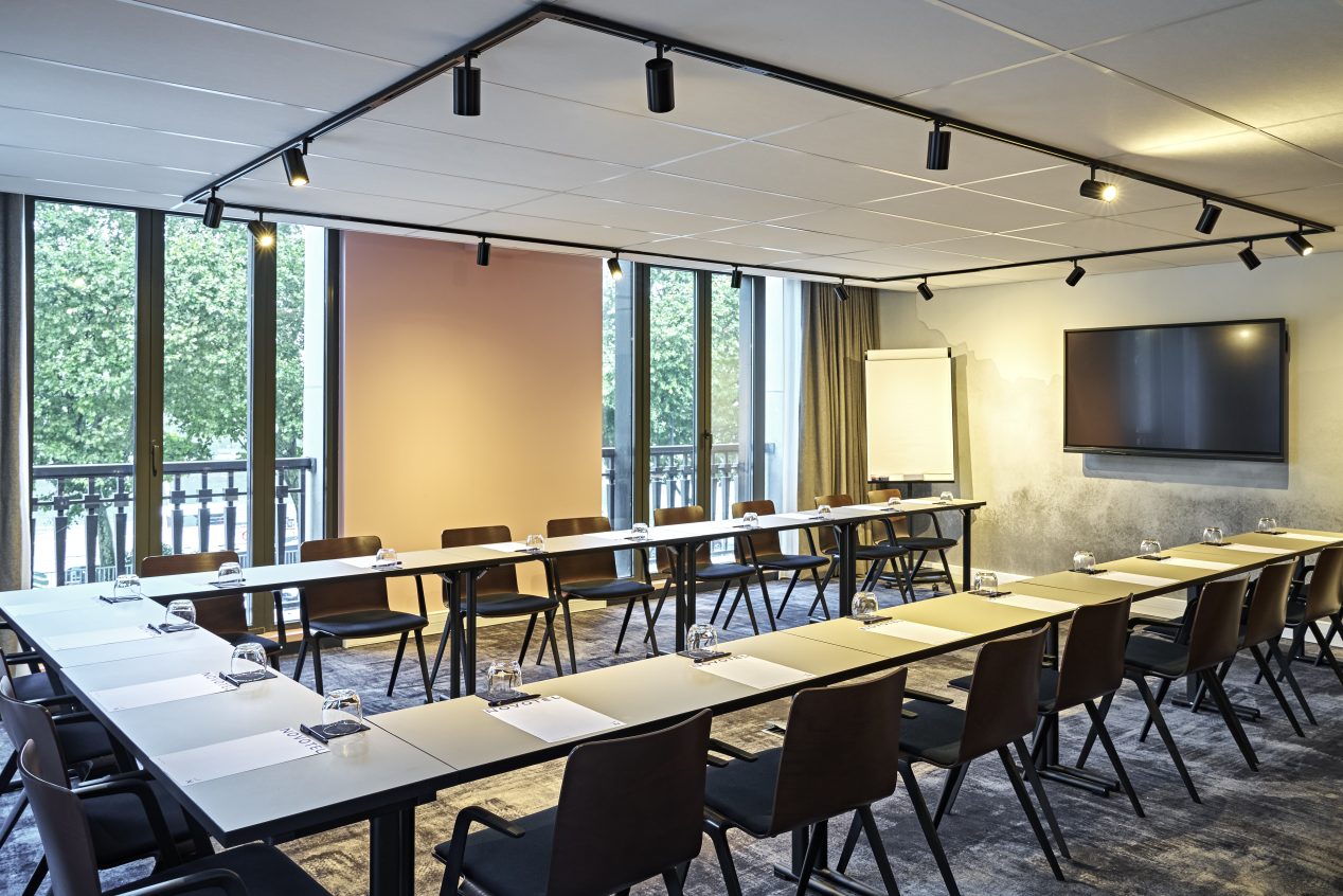 Salle de réunion avec lumière naturelle